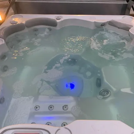 Chez La Rose Luxueuse Avec Jacuzzi Tatil Evi *